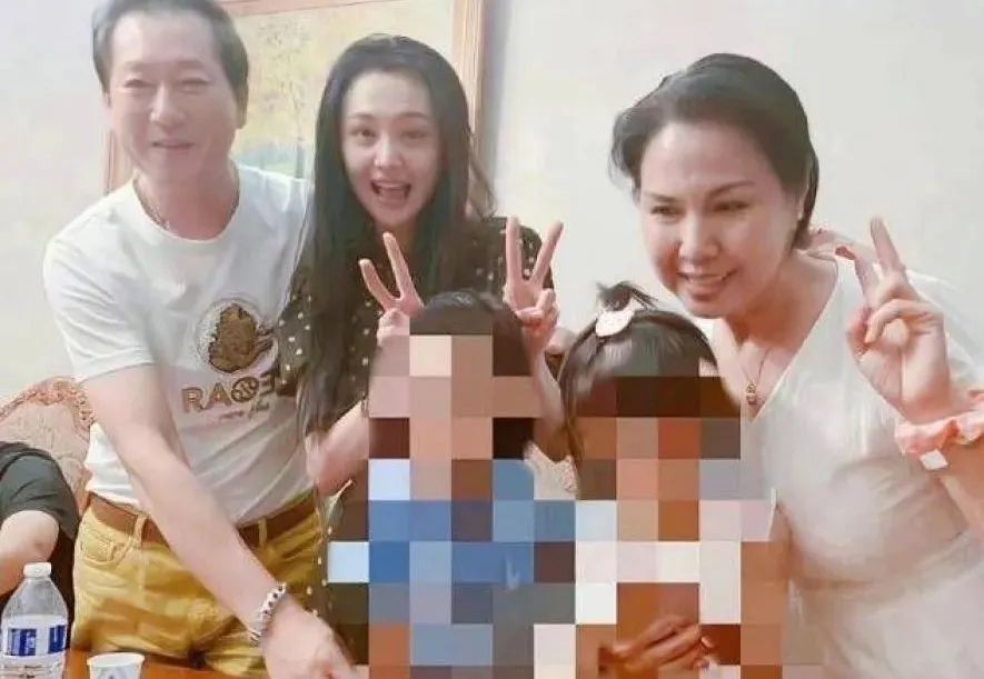 郑爽被曝剪手指、烟头烫孩子，这回彻底疯了？