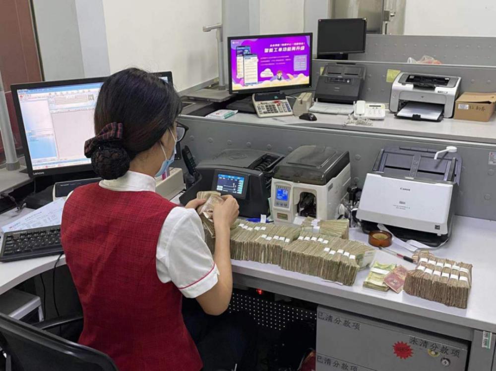银行员工存多少钱才能存款,银行工作人员会把钱存自己银行吗