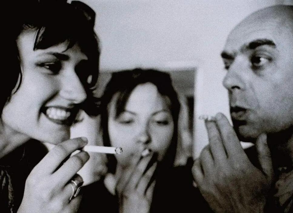 英国公司每天让狗抽100支烟,英国烟草禁烟令