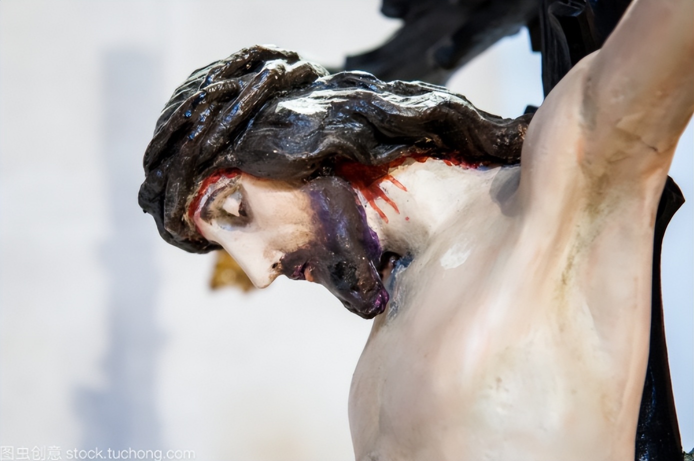 球员进场胸前画十字,足球运动员进场时画十字架