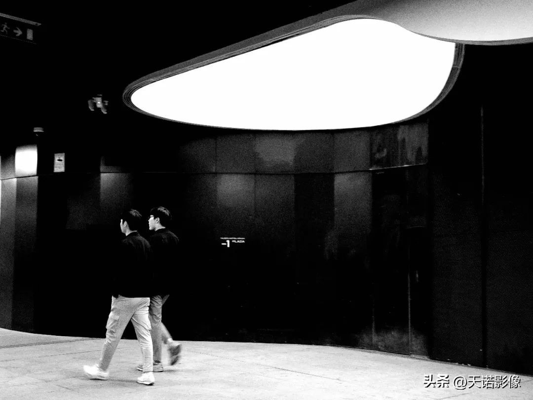 理光GRⅢGRⅢx为什么要双持?