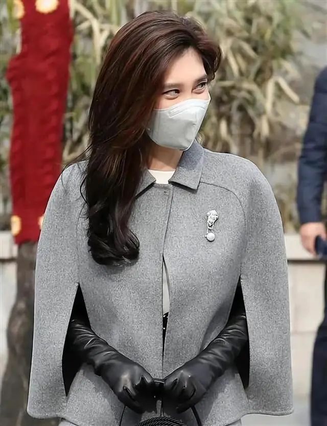 花141亿离婚后,52岁的她回春了