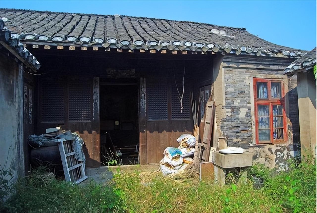 一老人在粮库放老鼠夹时捡到个金牌，儿媳妇:别声张，拿去打耳环