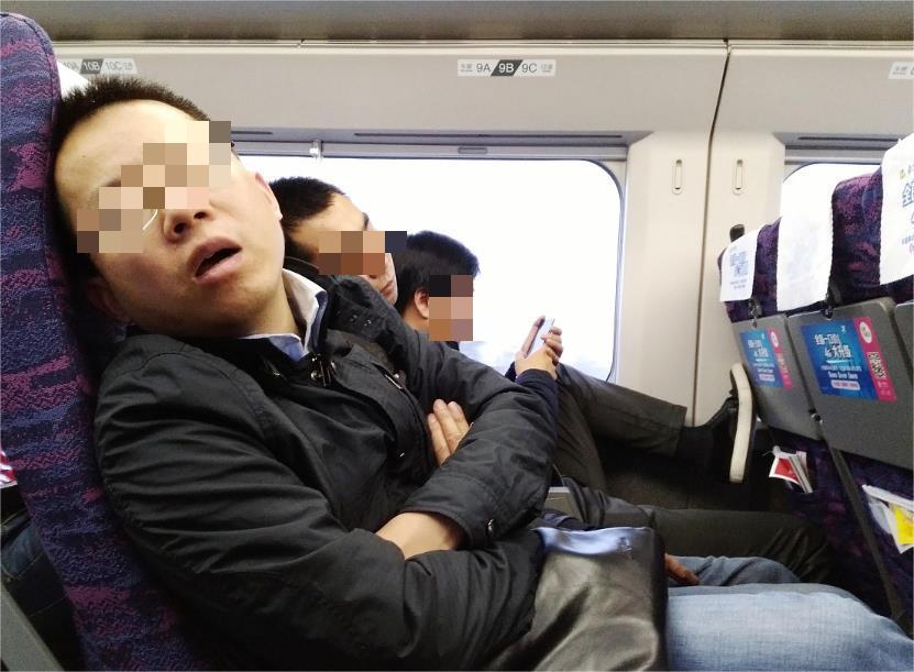 高铁上老人霸占女子座位拒绝协商,老人高铁强占小孩座位后续