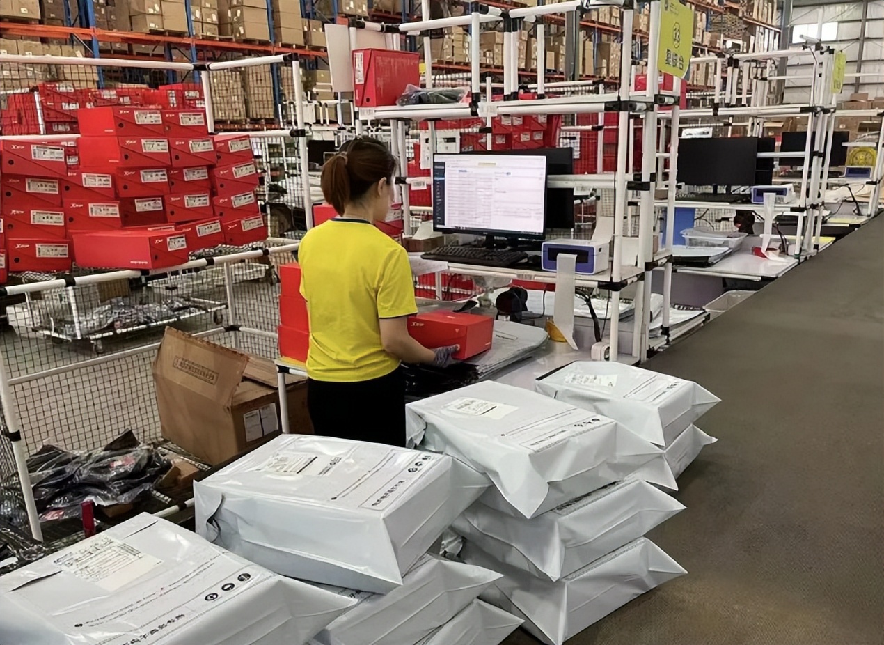 产业在复苏中转型织里童装,织里童装产业示范园区背后的工厂