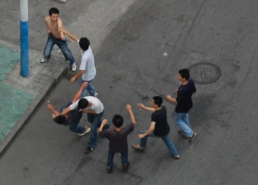 双方互殴对方找人助威,打架互殴跟聚众斗殴哪个严重