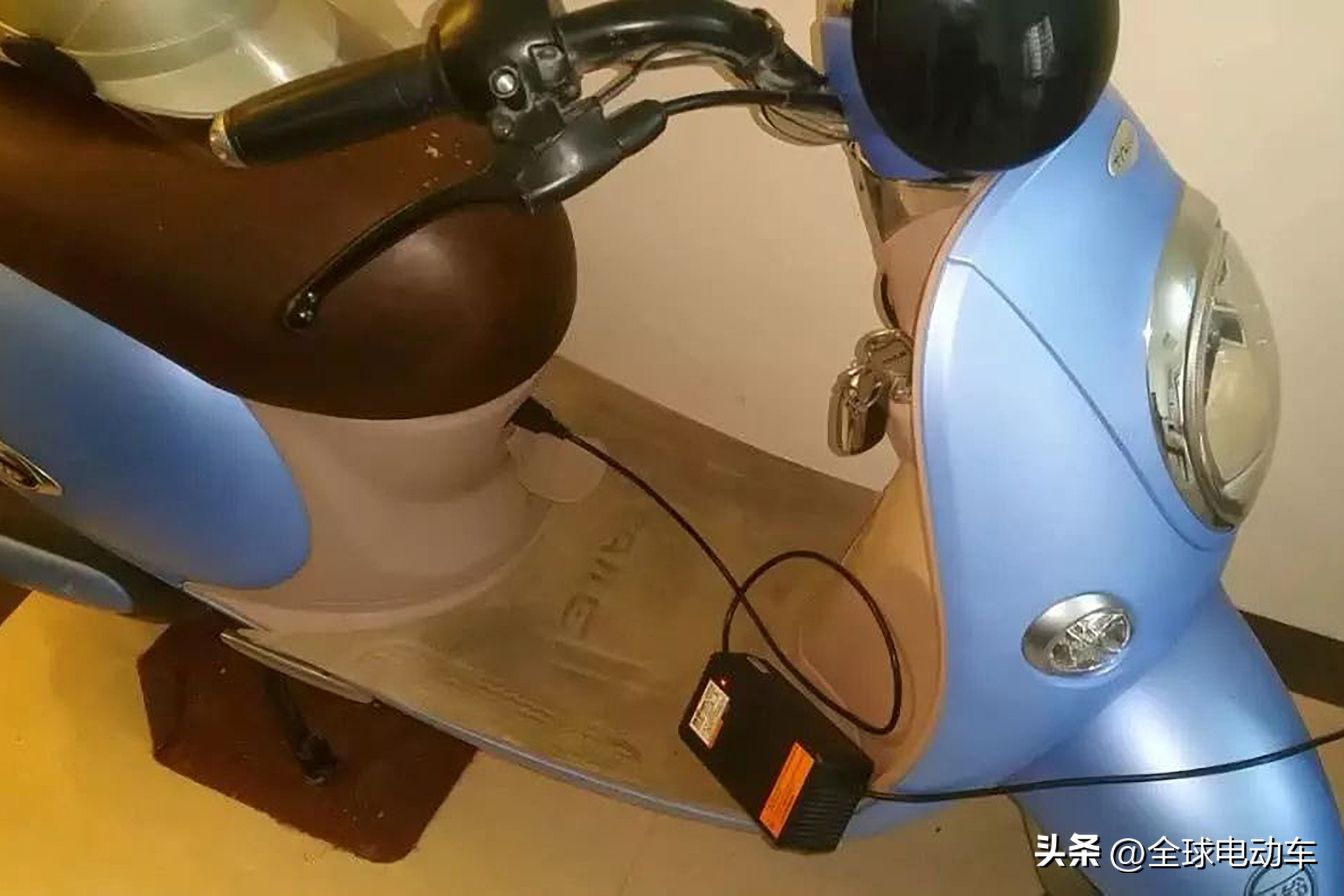 怎样辨别电动车电瓶原装还是翻新,电动车电瓶原装和翻新怎么区别