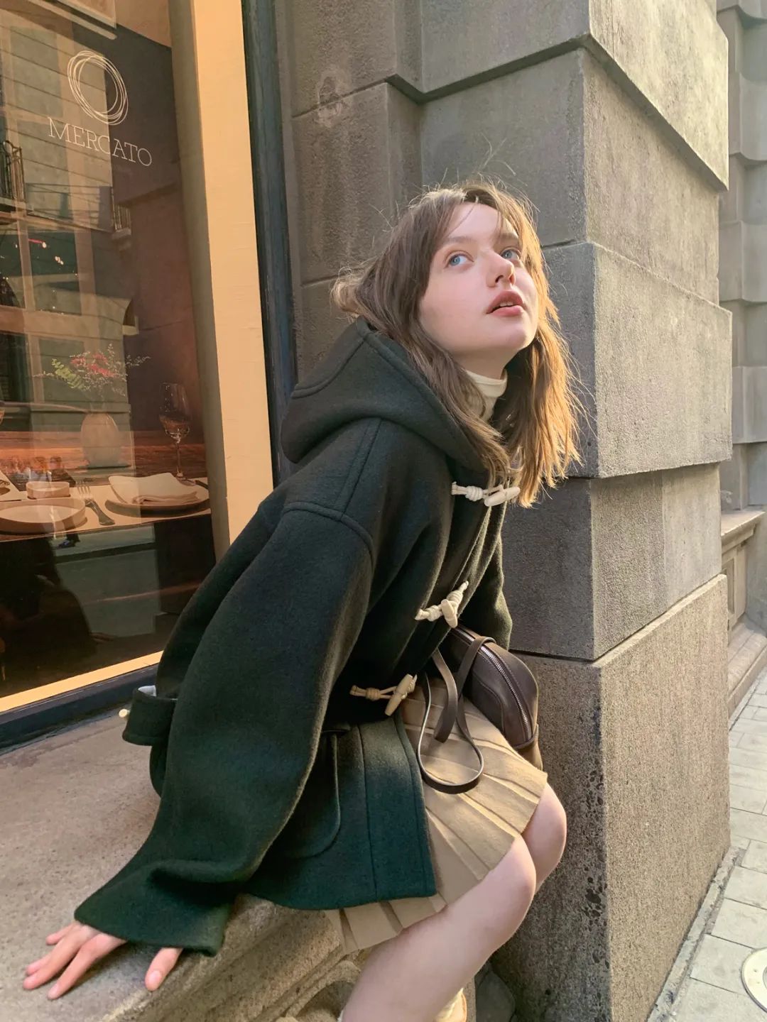 牛角扣大衣穿搭高级感小个子,牛角扣大衣如何穿出年轻高级感