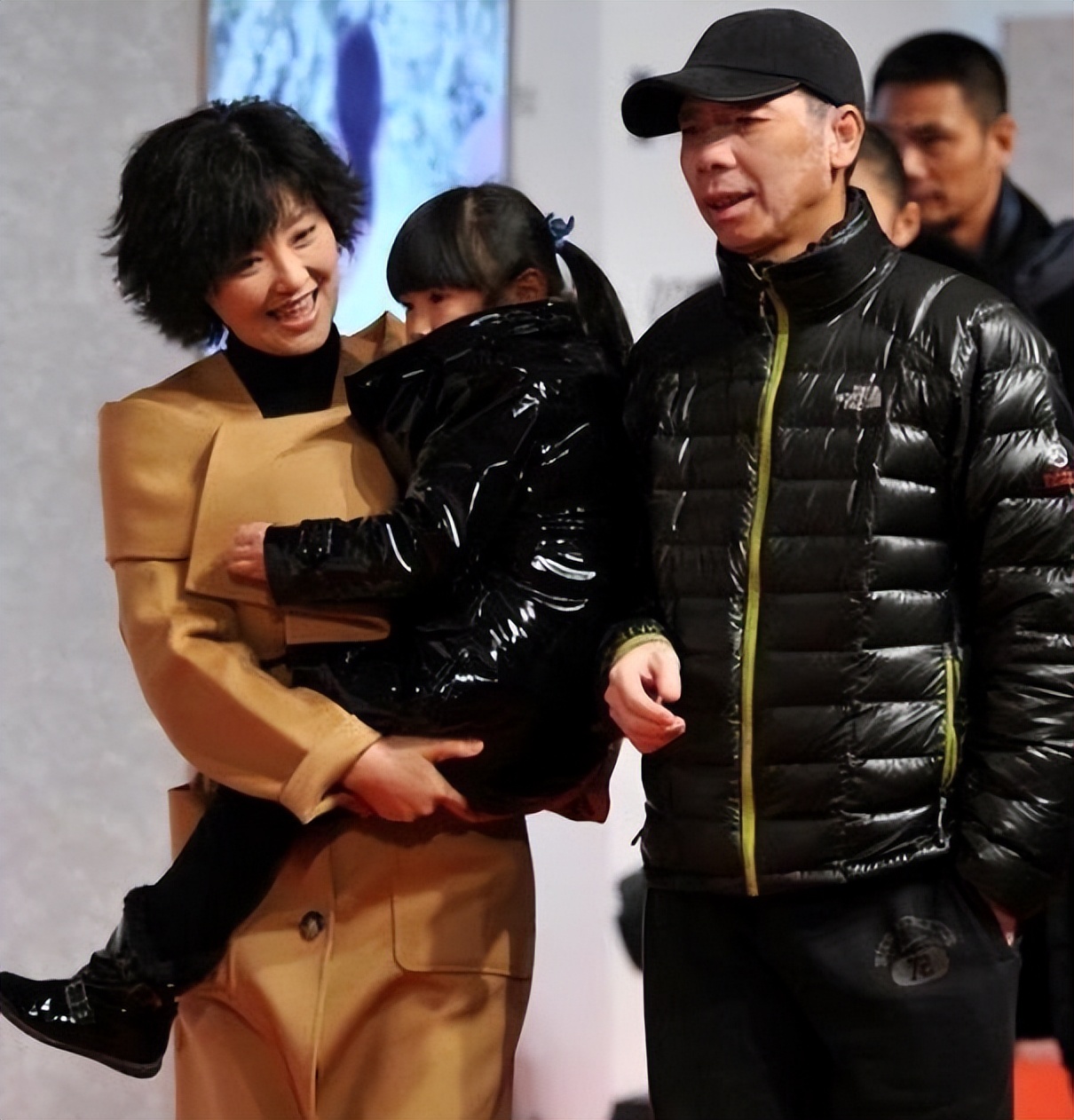 娱乐圈又爆一大瓜，徐帆收养的女儿，竟是冯小刚的“私生女”