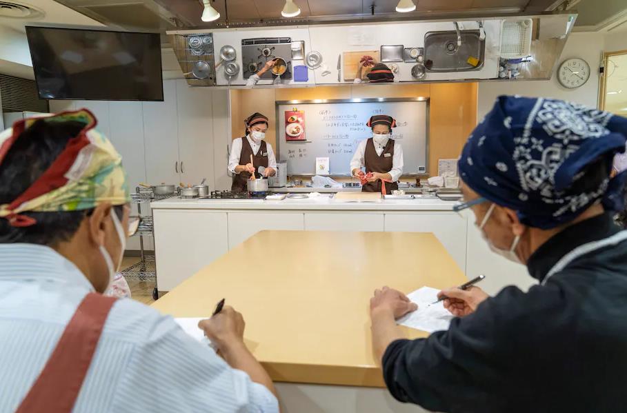 日本的老男人家务培训班，因为妻子老了，男人们发现自己啥也不会