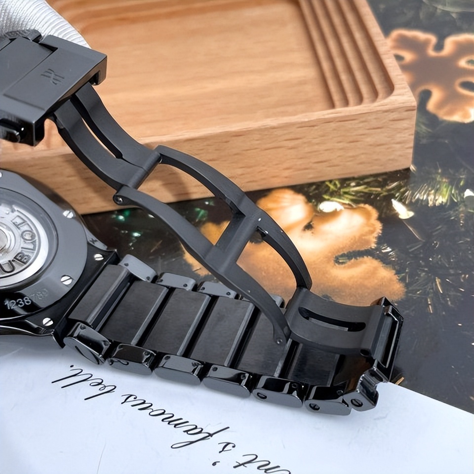 宇舶手表表带怎么扣,手表表带怎么取下来一段