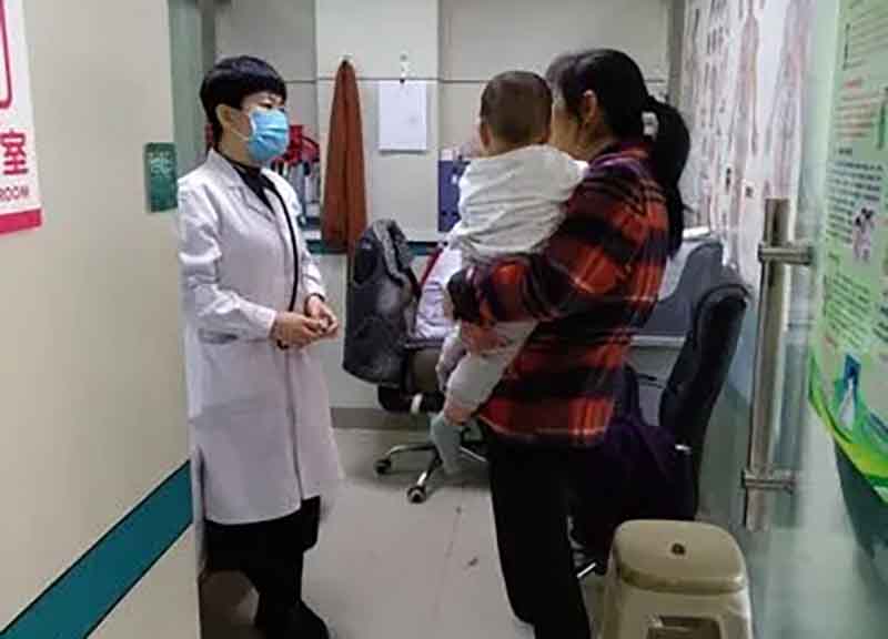 12年湖北双胞胎十指咬秃流血，却不会哭，父母拿到诊断书如遭雷击