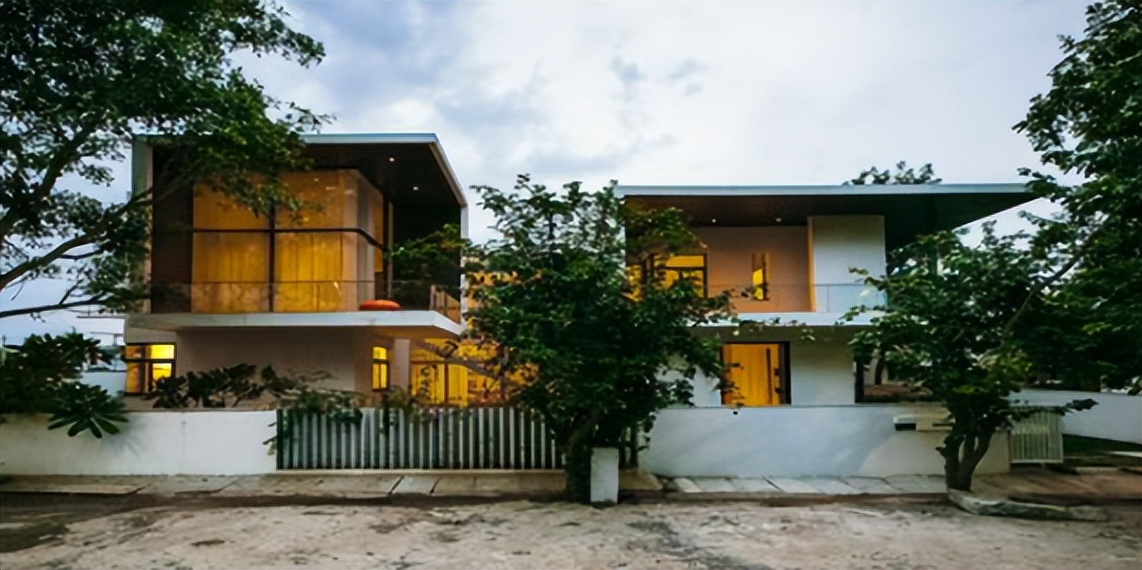 “人间芭比”Lisa：靠一个动作成顶流巨星，年仅20岁坐拥过亿身价