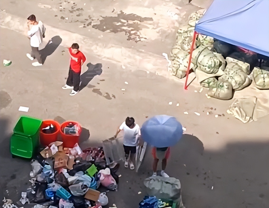 毕业生离校生活用品堆积成山，学弟学妹宿舍“寻宝”，网友：浪费