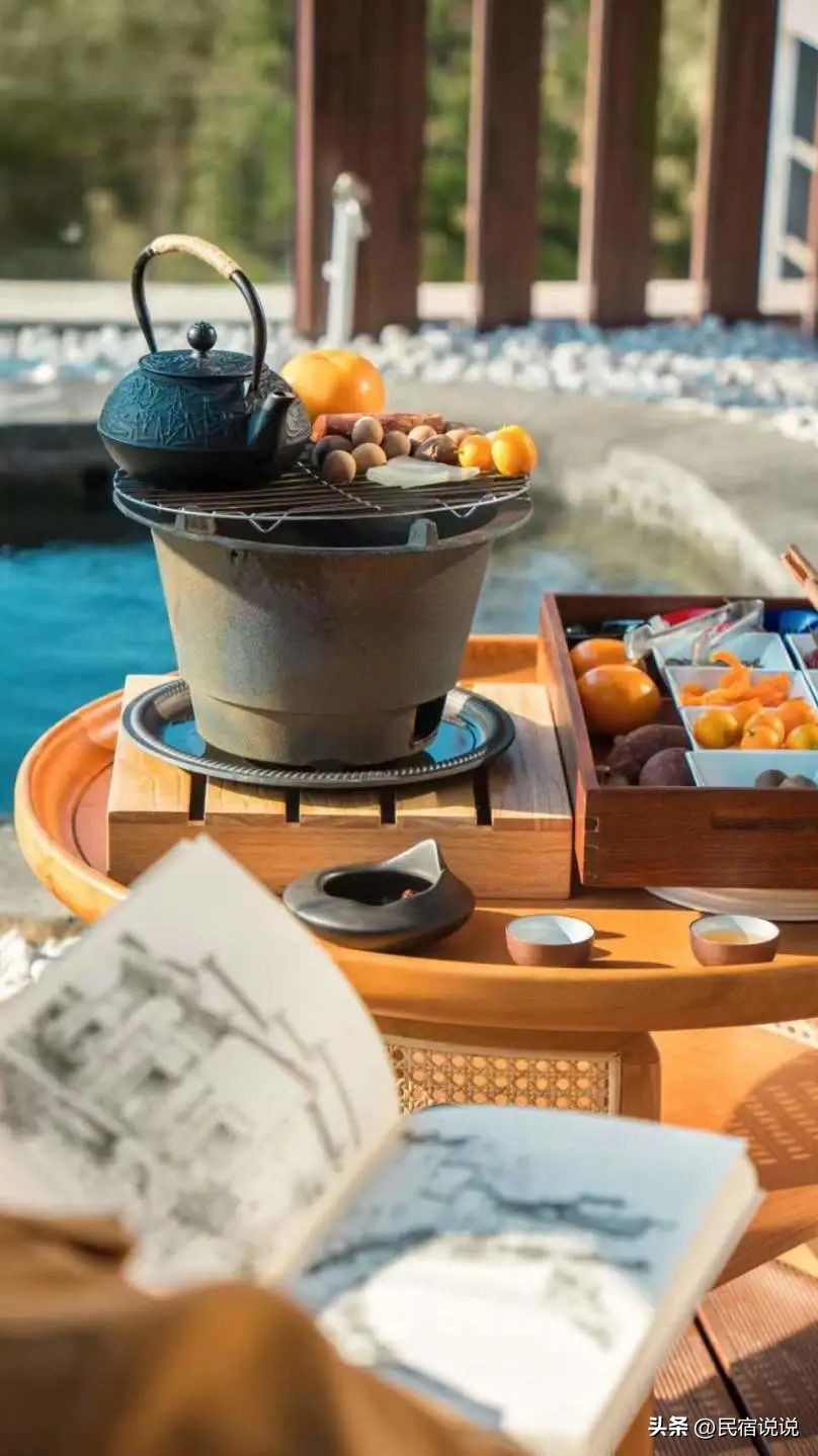 在云雾缭绕的朵花特大桥边隐藏着一家温泉酒店