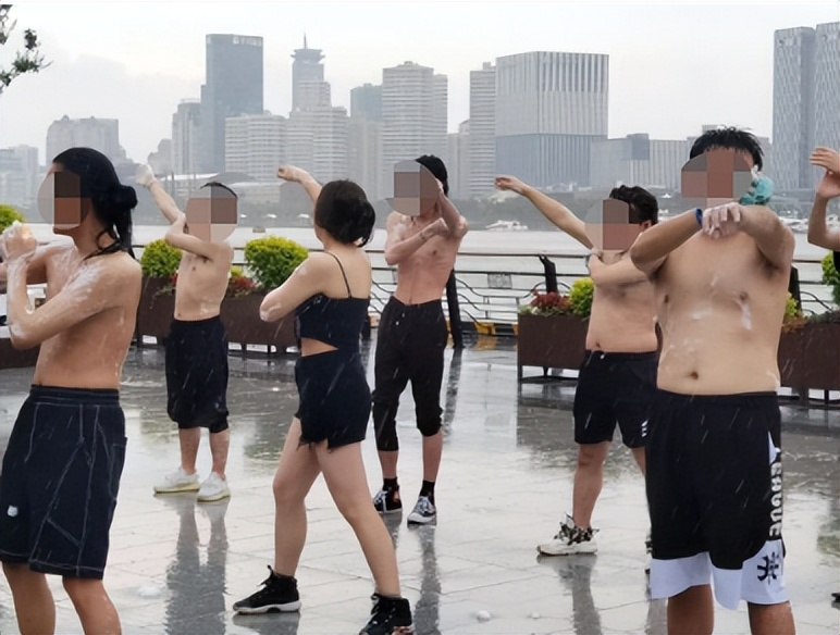 上海街头魔幻一幕：大批美女雨中激情搓澡
