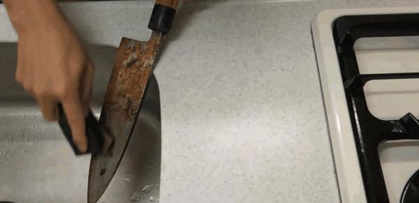 日本小哥用豆腐做刀,日本小哥铸刀全过程视频