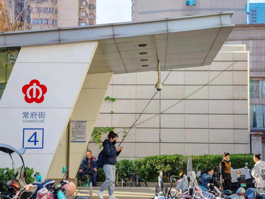 住在常府街，不羡城南与河西