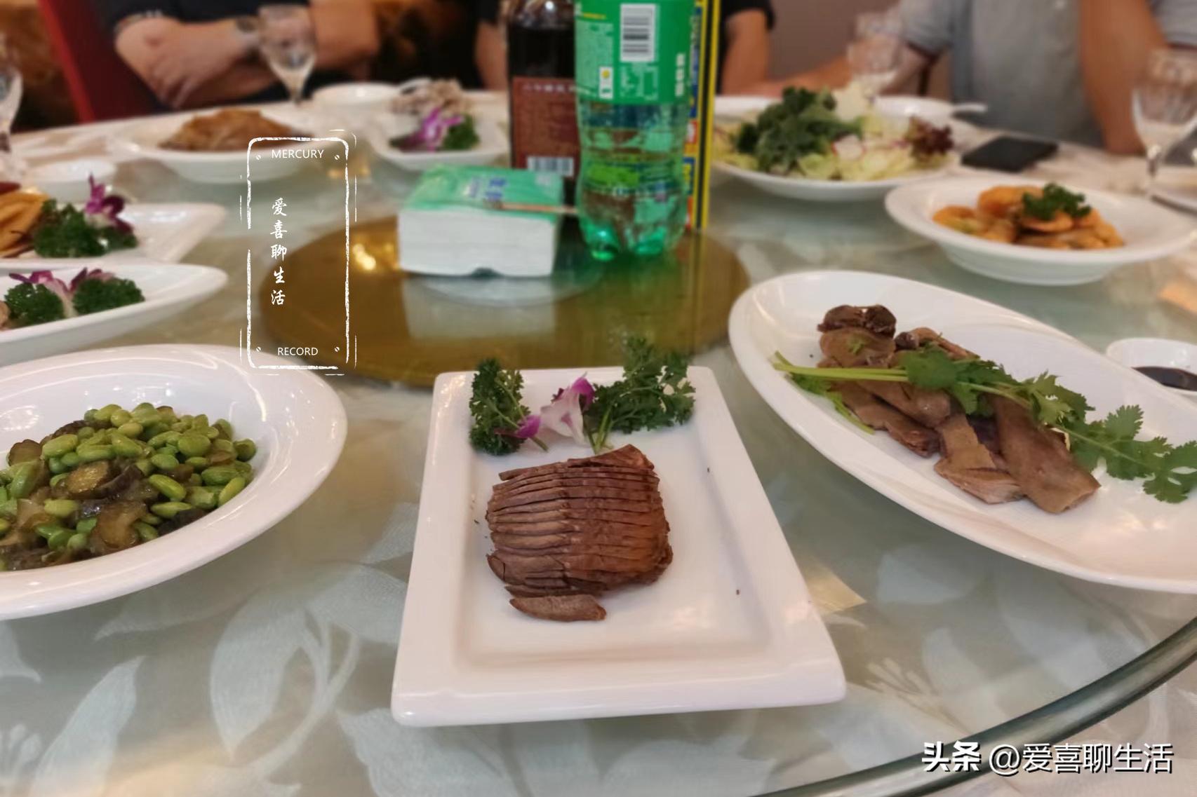 国庆喝喜酒，随礼860真值，38道大餐晒圈火了，网友：能过来吃吗