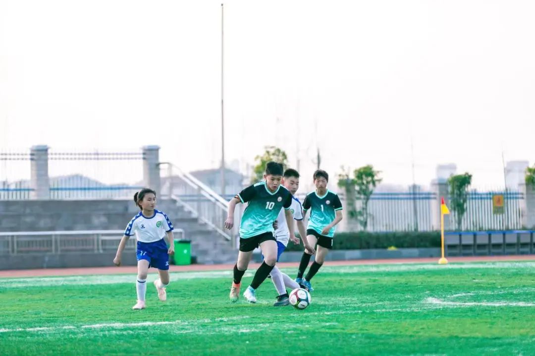 延期却不失约“美丽乡村足球季”志愿者和球队一起完成“加时赛”