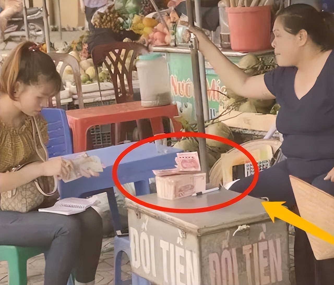 越南路边上成捆的人民币,越南大街上为何摆放成堆人民币