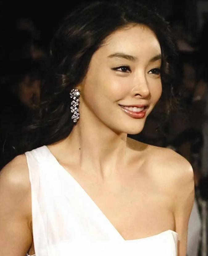 韩国张紫妍案：女星自杀遗书劲爆，总统下令彻查，为何草草结案？