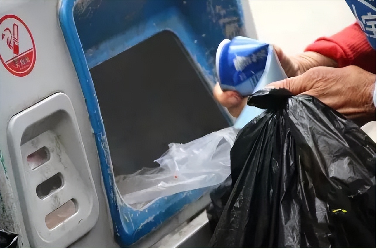 成都口袋婆婆：拾荒20年，养活两个病患，三代人，直言：死不成