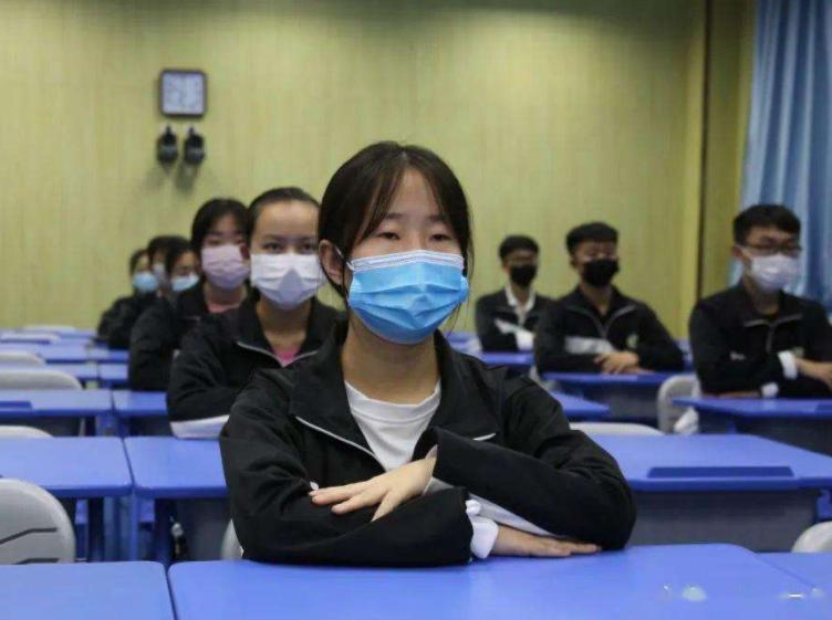 中学生的自我介绍火了，说出自己长大后的理想，掷地有声神采飞扬