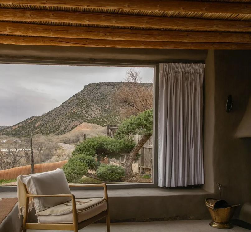 世界知名女画家独居沙漠35年！拒毕加索登门…网友：连家都是艺术