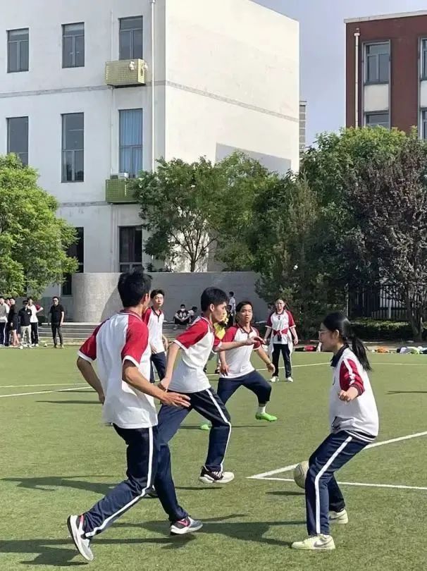 体验足球快乐成长,感受足球魅力弘扬体育精神