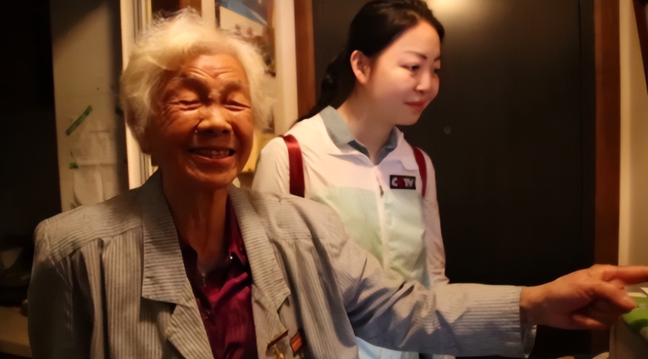 1956年女大学生错过烈士陵园开放时间，哭求大爷：让我进去见见他