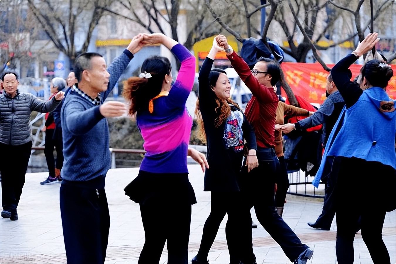 3个广场舞大妈,3位广场舞大妈