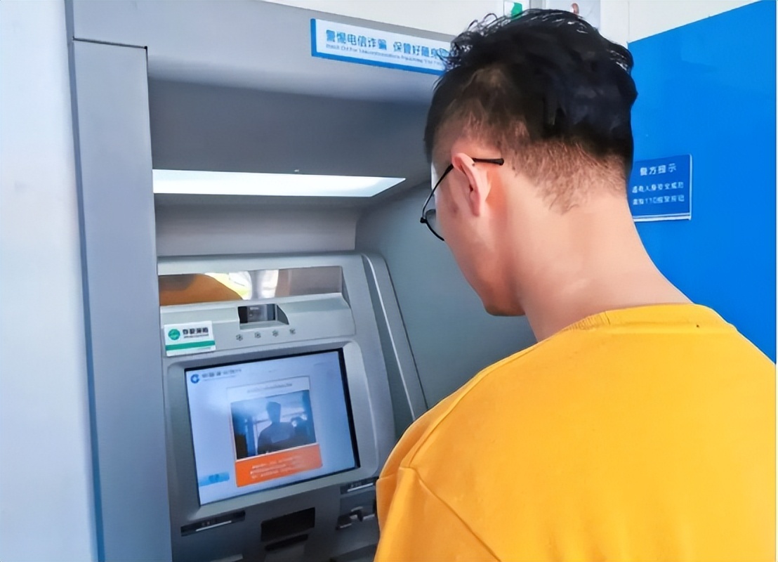 为什么银行员工让顾客去atm上取钱,为什么银行总让顾客去atm机取钱