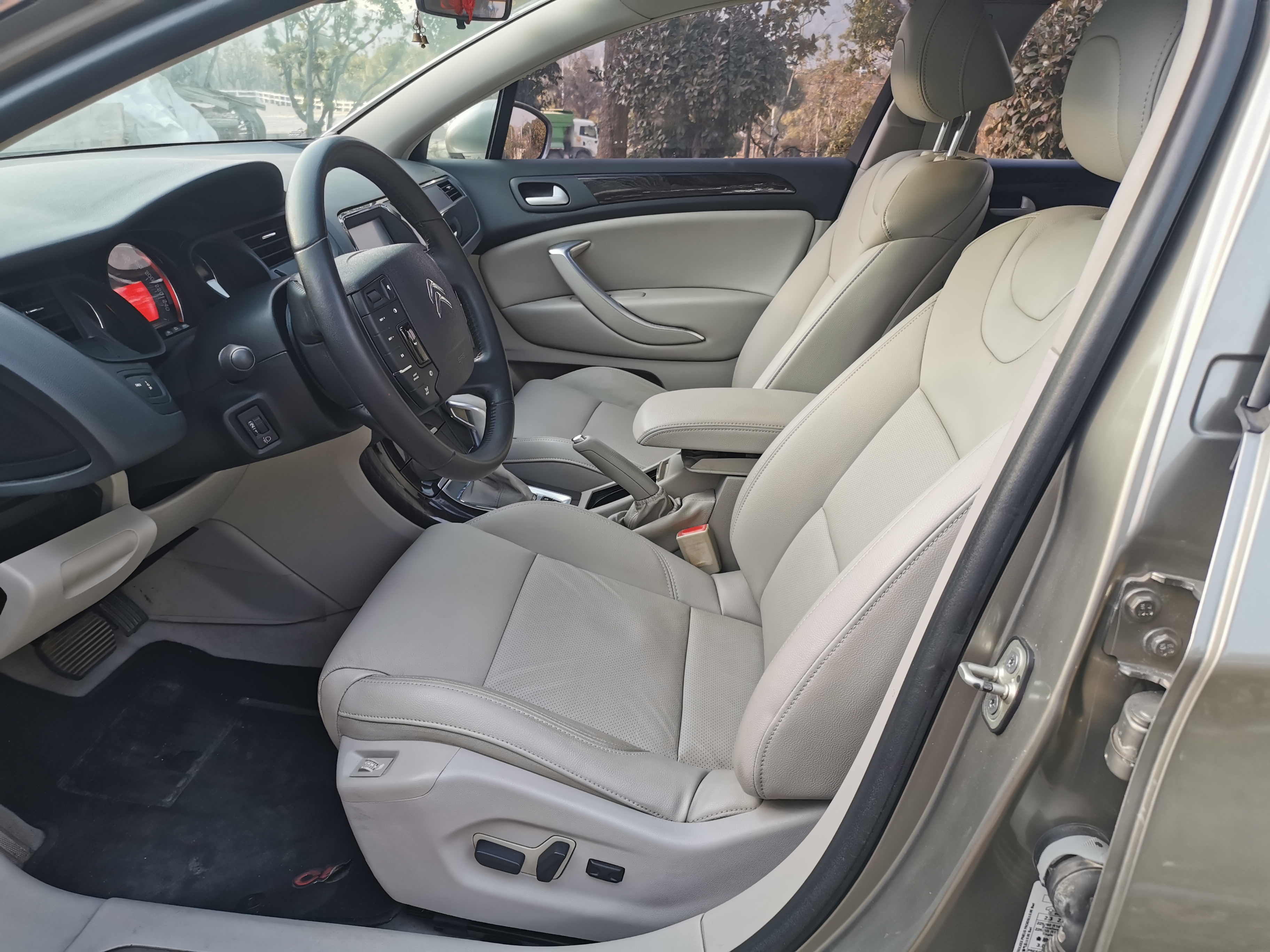 4万雪铁龙c52.0,4万二手车雪铁龙c5