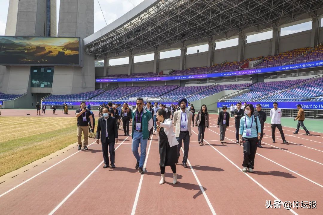 杭州亚运会开幕式场馆参观,外国人参观杭州亚运会场馆
