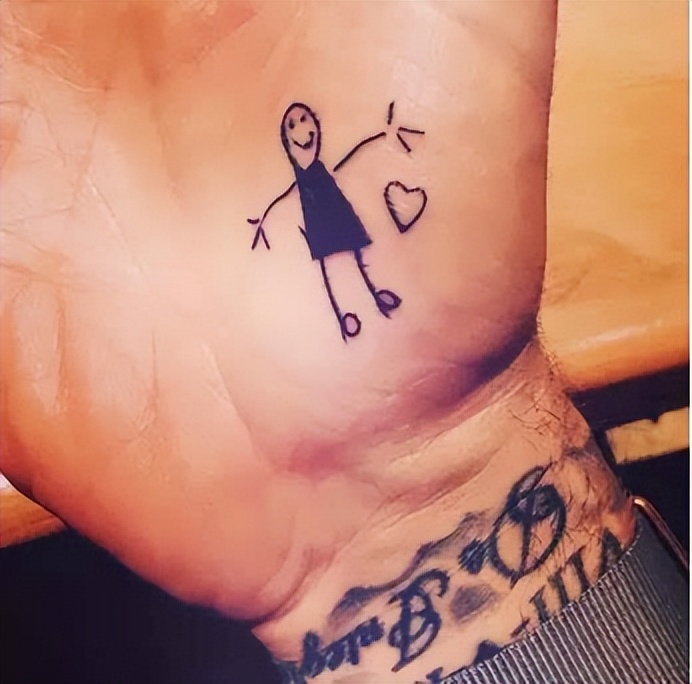 内马尔和梅西的纹身,梅西被内马尔拉去纹身