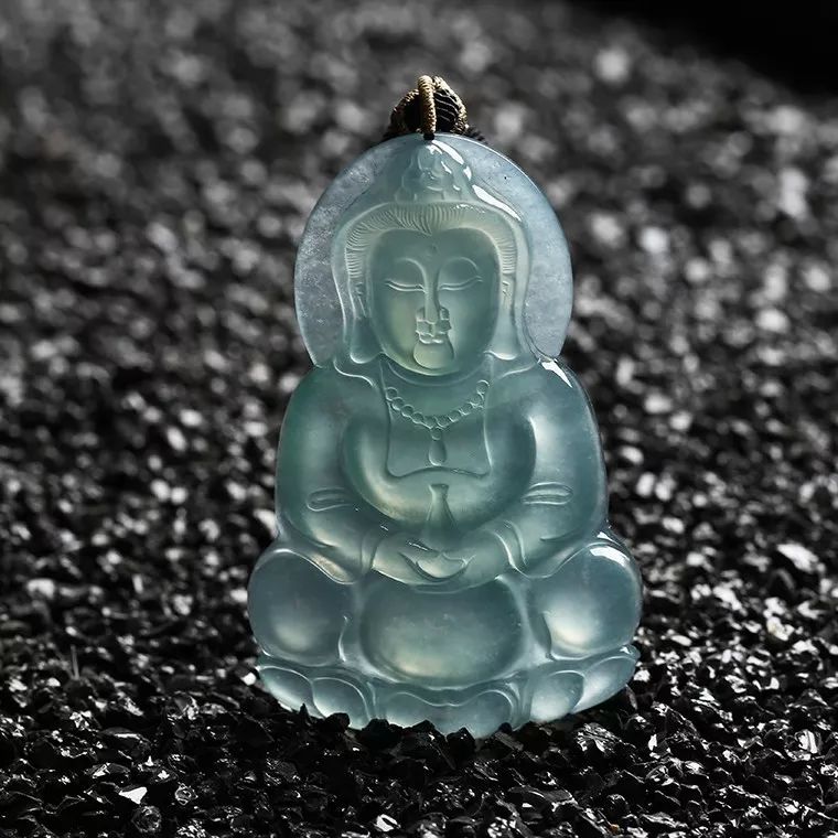 男人戴翡翠有什么讲究吗,男人戴翡翠观音好还是山水牌好
