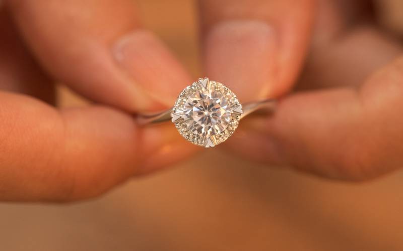 5000买的钻石戒指能够卖多少钱,钻石戒指8000多块钱是真的吗