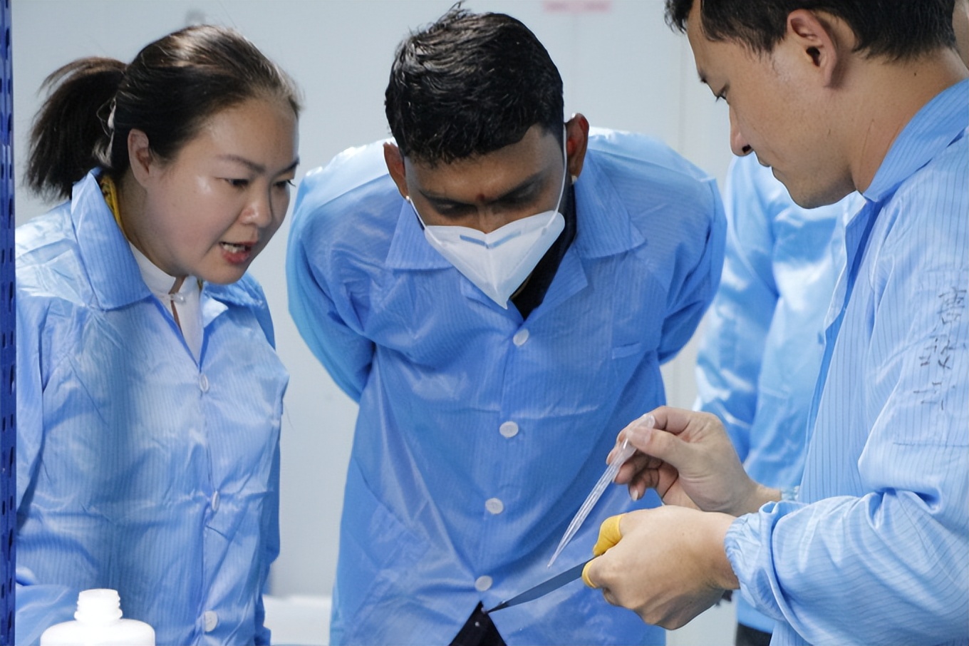 年销售额破千万！瑶家阿妹变身非洲“膜”王，打造湘妹子的“手机膜王国”