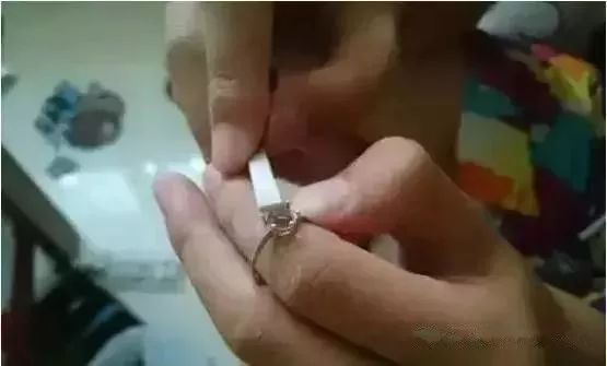 啤酒瓶做帝王绿翡翠,高人拿啤酒瓶做翡翠