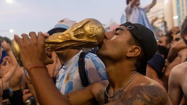 阿根廷86年夺冠后庆祝场面,86年阿根廷举国庆祝夺冠视频
