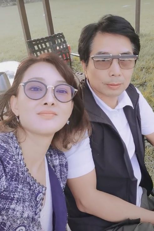 牛莉一家三口近照曝光,牛莉晒一家三口照片