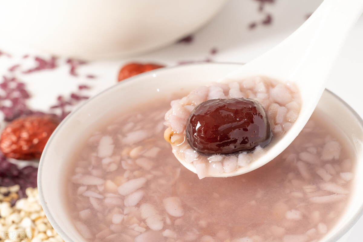 大便黏腻沾马桶？口苦胃胀食欲差？一道药粥可化解，只需四种药材