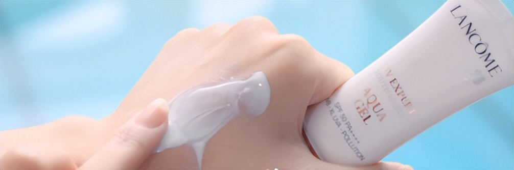 男t恤搭牛仔裤加皮带有哪些穿法,t恤配裤子的时髦穿法