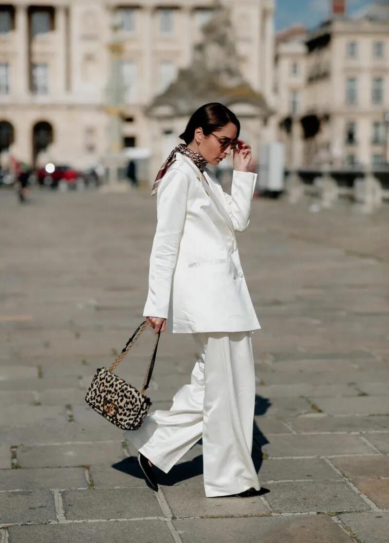 女性丝巾的时尚打法,女人的高档洋气的丝巾