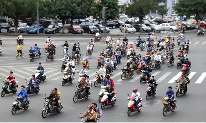 超威第三代石墨烯电池续航,超威电池耐用不耐用