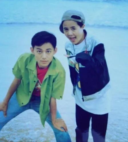 17年努力护着4个兄弟姐妹，最后却都离他而去，何炅老了，也累了