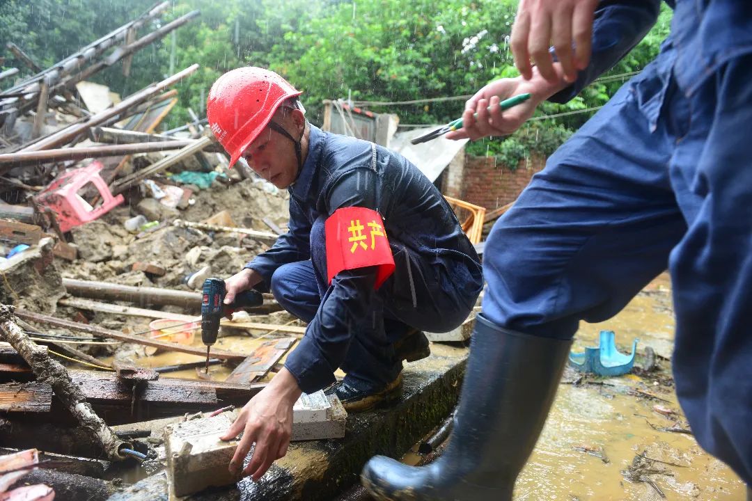 无惧风雨保供电守护光明暖万家,无惧风雨全力以赴抗洪