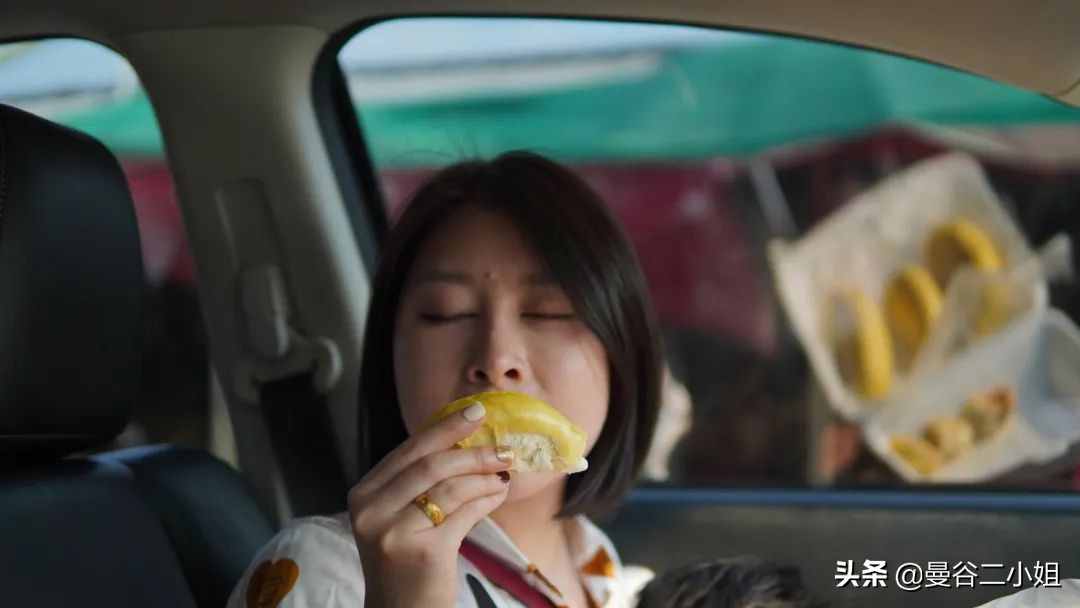 还吃啥榴莲自助?来泰国路边摊吃榴莲,100块钱管饱