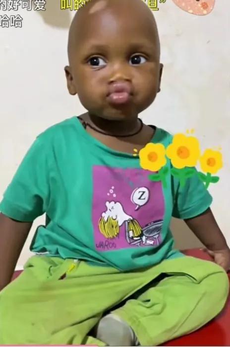 飞哥和武哥顺利抵达非洲，孩子收到礼物很开心！小胃王会喊爷爷了